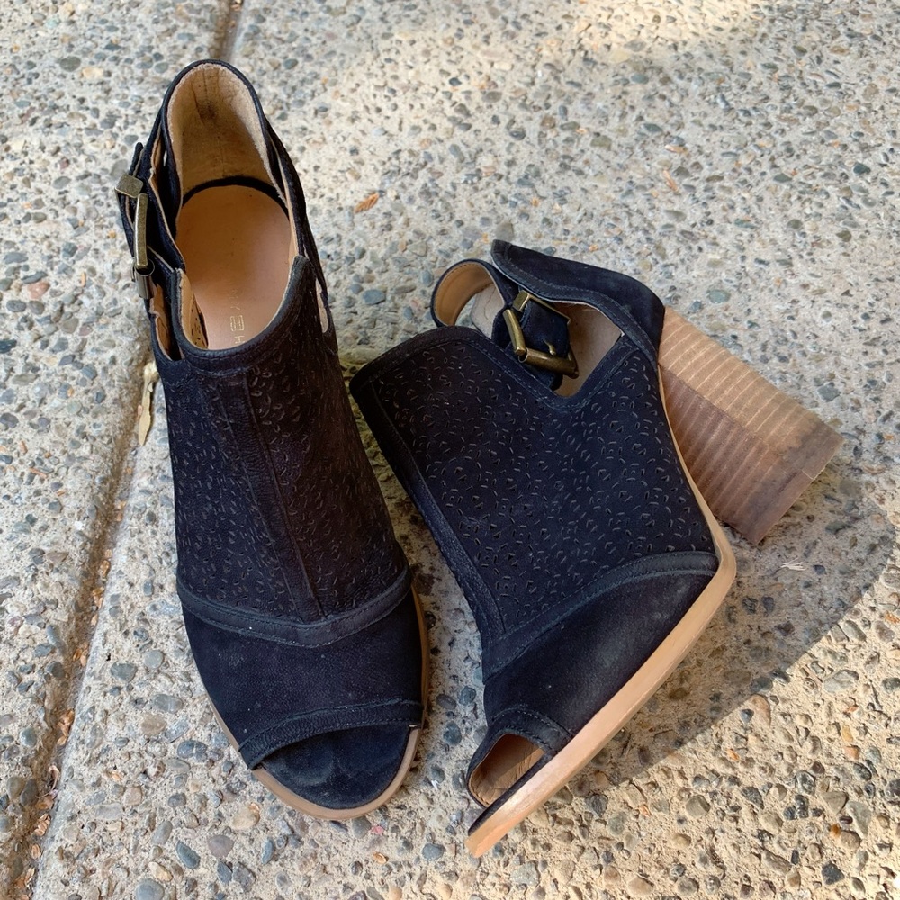 TOMMY HILFIGER, peep toe, cutout booties!!